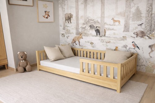 Solidne łóżko dziecięce wykonane z naturalnego drewna, barierka ochronna, wystrój leśny.