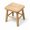 Stylowy stołek drewniany o naturalnej barwie, widok z perspektywy.