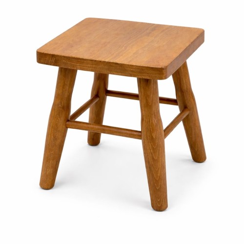 Drewniany taboret w ciemnym odcieniu brązu, solidne siedzisko w stylu rustykalnym.