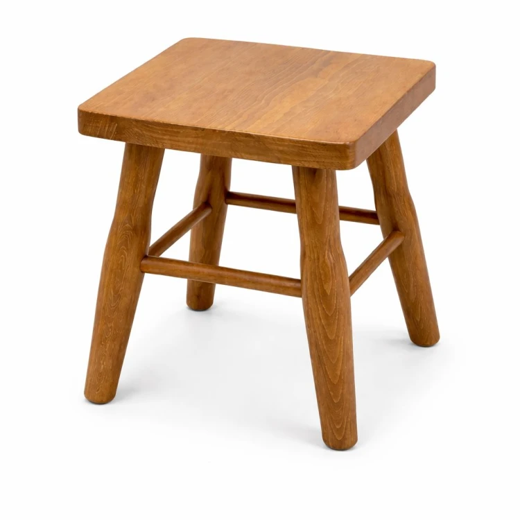 Drewniany taboret w ciemnym odcieniu brązu, solidne siedzisko w stylu rustykalnym.