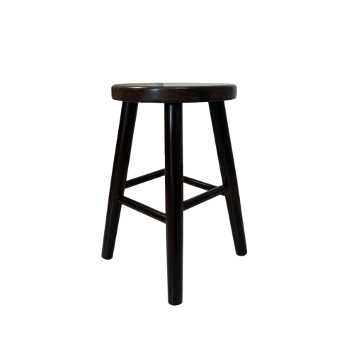 Ciemnobrązowy drewniany taboret, widok z profilu, elegancki mebel